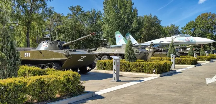 Сквер военной техники