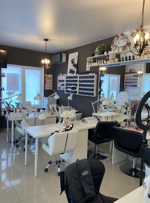 Студия красоты Neo Nails Bar в Геленджике: Ногти, Брови и ресницы, Макияж,