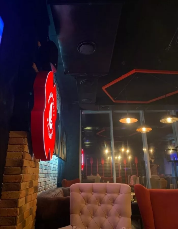Кальян-бар HookahPlace в Геленджике: Вкусная Еда, Чилим, DJ, Танцпол, Можно С Животными, Спортивные трансляции, Настольные игры,