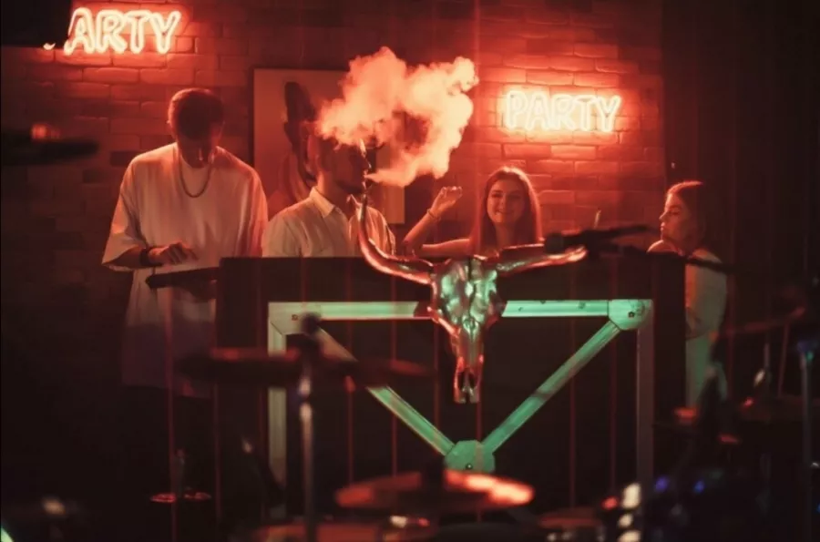 Кальян-бар HookahPlace в Геленджике: Вкусная Еда, Чилим, DJ, Танцпол, Можно С Животными, Спортивные трансляции, Настольные игры,