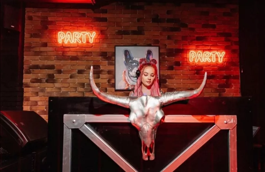 Кальян-бар HookahPlace в Геленджике: Вкусная Еда, Чилим, DJ, Танцпол, Можно С Животными, Спортивные трансляции, Настольные игры,