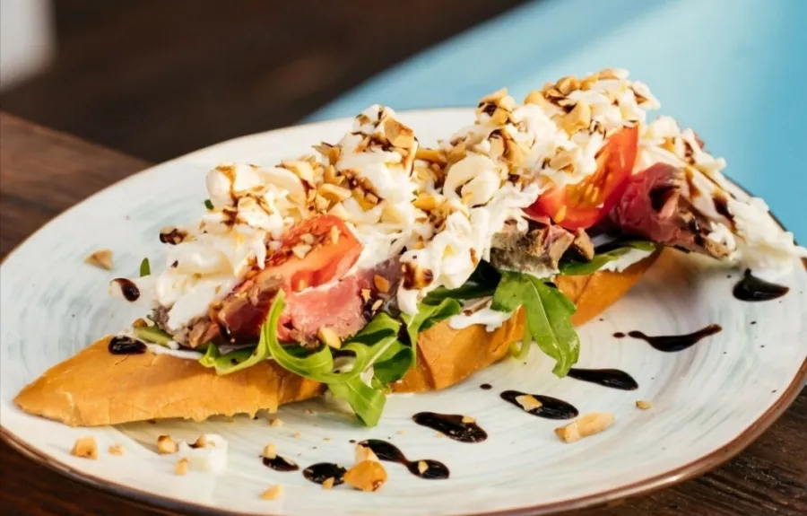 Кальян-бар Bay Bar в Геленджике: Вкусная Еда, Чилим, На Свежем Воздухе, Проектор, Спортивные Трансляции, DJ, Танцпол, Можно С Животными, Настольные игры,