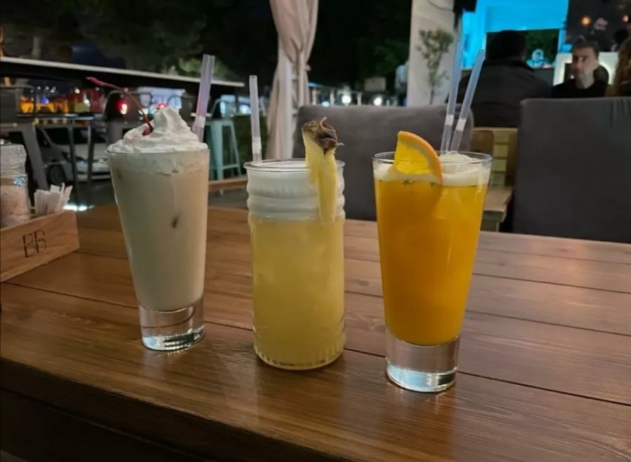 Кальян-бар Bay Bar в Геленджике: Вкусная Еда, Чилим, На Свежем Воздухе, Проектор, Спортивные Трансляции, DJ, Танцпол, Можно С Животными, Настольные игры,
