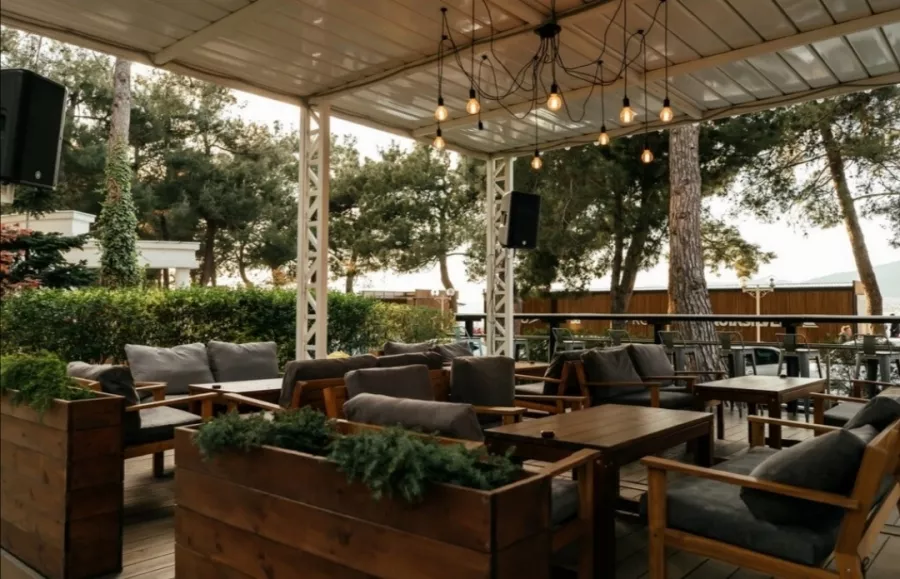 Кальян-бар Bay Bar в Геленджике: Вкусная Еда, Чилим, На Свежем Воздухе, Проектор, Спортивные Трансляции, DJ, Танцпол, Можно С Животными, Настольные игры,
