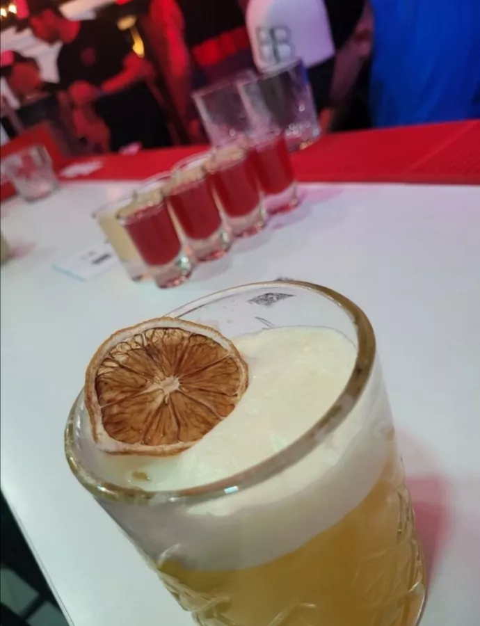 Кальян-бар Bay Bar в Геленджике: Вкусная Еда, Чилим, На Свежем Воздухе, Проектор, Спортивные Трансляции, DJ, Танцпол, Можно С Животными, Настольные игры,