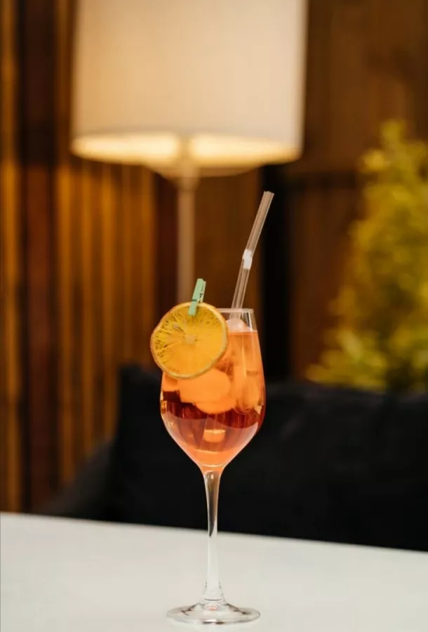 Кальян-бар Bay Bar в Геленджике: Вкусная Еда, Чилим, На Свежем Воздухе, Проектор, Спортивные Трансляции, DJ, Танцпол, Можно С Животными, Настольные игры,