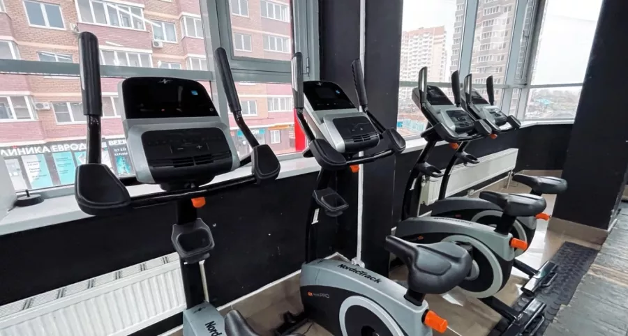 Фитнес-клуб FitProfi в Ростове-на-Дону: Тренажерный зал, Фитнес-зал, Тренировка, Растяжка,