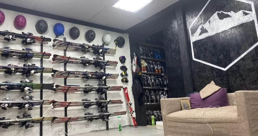 Прокат горнолыжного инвентаря Ski House в Архызе: Лыжи, Прокат, Разное,