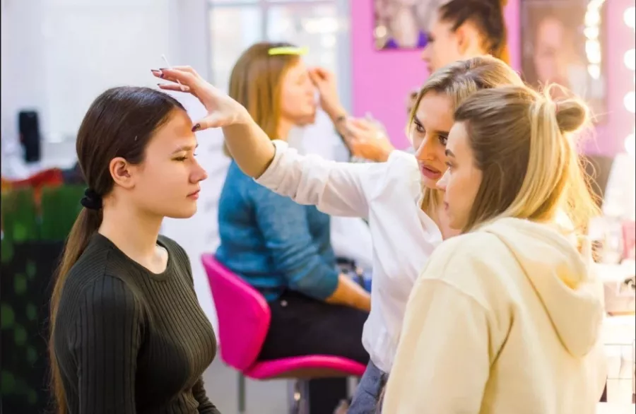Студия Brow Bar в Ростове-на-Дону: Салон красоты, Наращивание ресниц, Татуаж, Коррекция бровей, Макиаж,