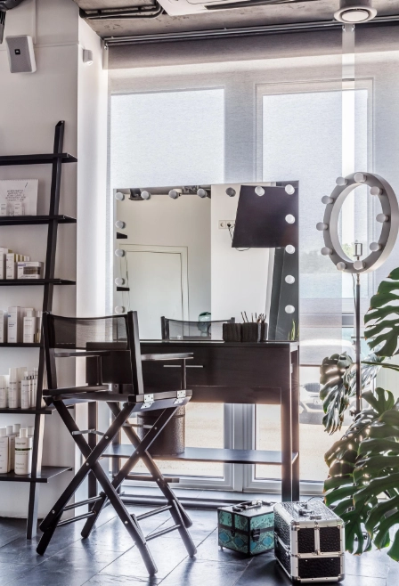 Салон красоты Redken loft в Краснодаре: Ногти, Стрижка, Волосы, Макияж, Брови, Ресницы,