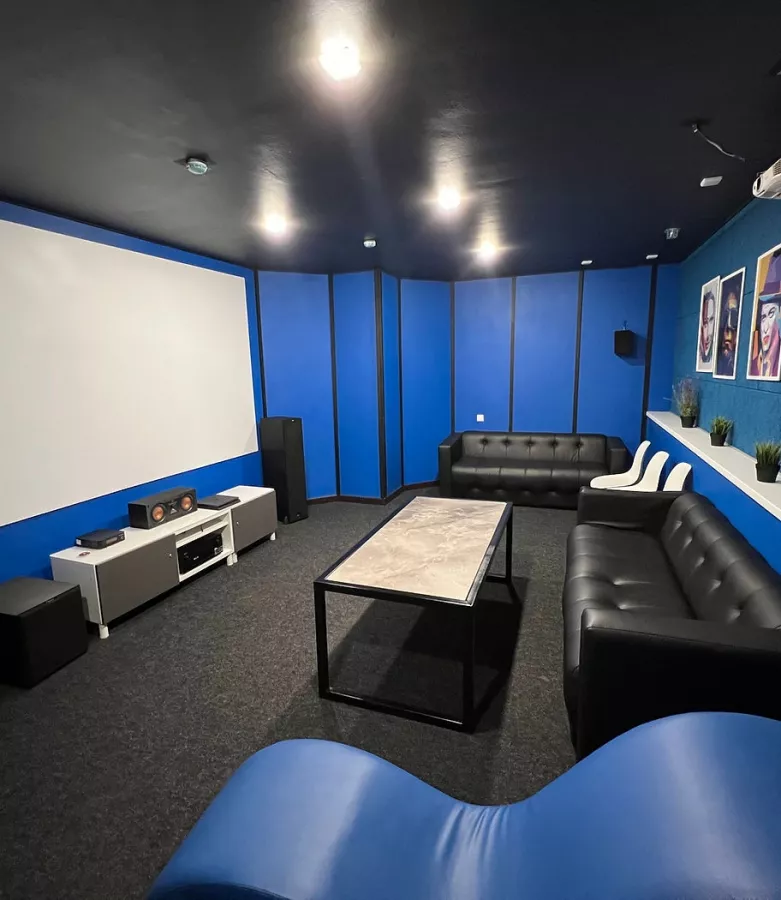 Антикинотеатр Chaplin Lounge House в Краснодаре: Кальян, Настольные игры, Игровые приставки, Антикинотеатр,