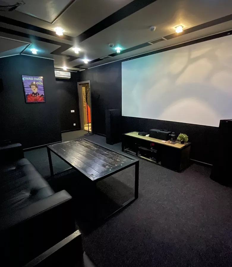 Антикинотеатр Chaplin Lounge House в Краснодаре: Кальян, Настольные игры, Игровые приставки, Антикинотеатр,