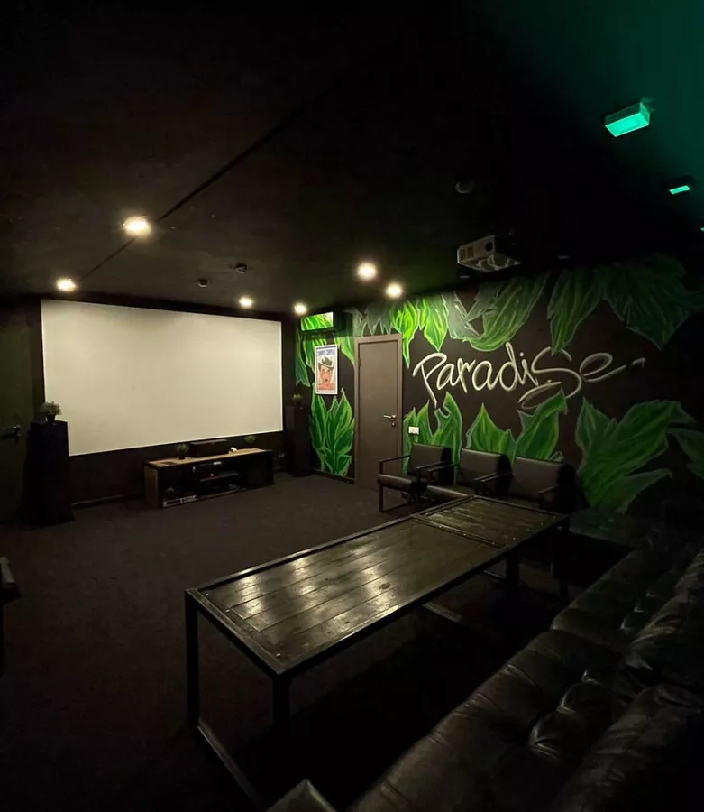 Антикинотеатр Chaplin Lounge House в Краснодаре: Кальян, Настольные игры, Игровые приставки, Антикинотеатр,