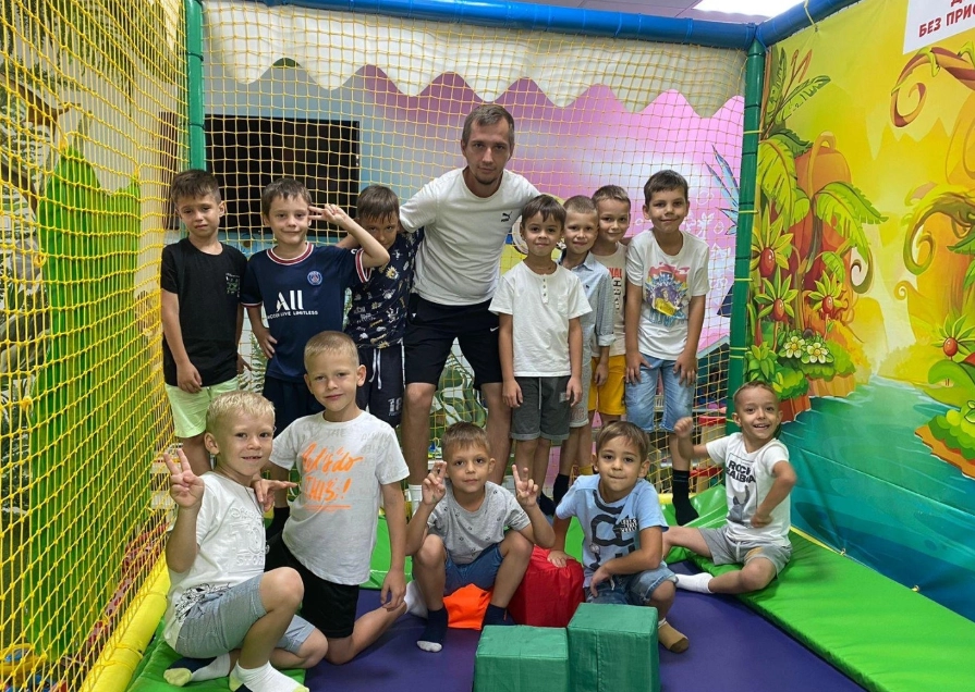 Детский игровой зал Деточки в Краснодаре: Игровой зал, Батуты, Сухой бассейн, Детская комната, Аэрохоккей, Аквагрим, Аниматоры, Мастер-классы,
