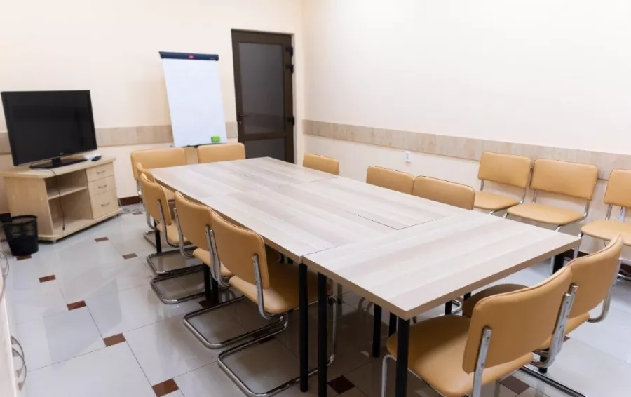 Коворкинг-центр Co-Place в Краснодаре: Коворкинг, Лекционный зал, Парковка, Оборудование, Рабочее место, Офис, Переговорная комната,