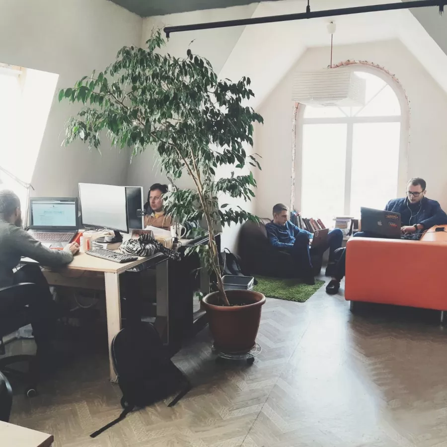 Коворкинг-центр Co-Place в Краснодаре: Коворкинг, Лекционный зал, Парковка, Оборудование, Рабочее место, Офис, Переговорная комната,