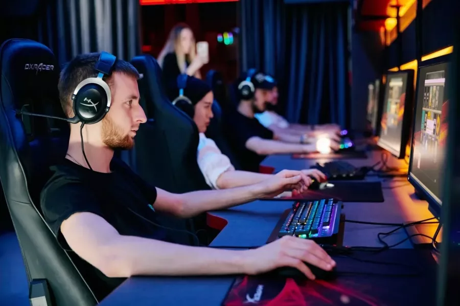 Киберарена UTTproArena в Краснодаре: Компьютерный клуб, Компьютерные игры, ПК, Удобные кресла, VIP-залы, Круглосуточно, Игровые приставки, PS5, Лаундж-зоны, Зона для игры в мафию, Настольные игры, Игровые автоматы, Вкусная Еда,