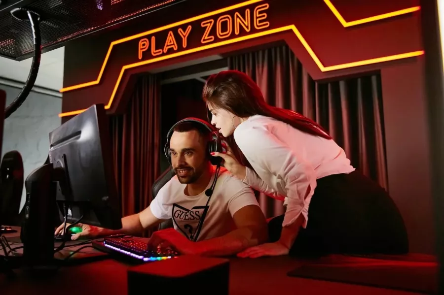 Киберарена UTTproArena в Краснодаре: Компьютерный клуб, Компьютерные игры, ПК, Удобные кресла, VIP-залы, Круглосуточно, Игровые приставки, PS5, Лаундж-зоны, Зона для игры в мафию, Настольные игры, Игровые автоматы, Вкусная Еда,