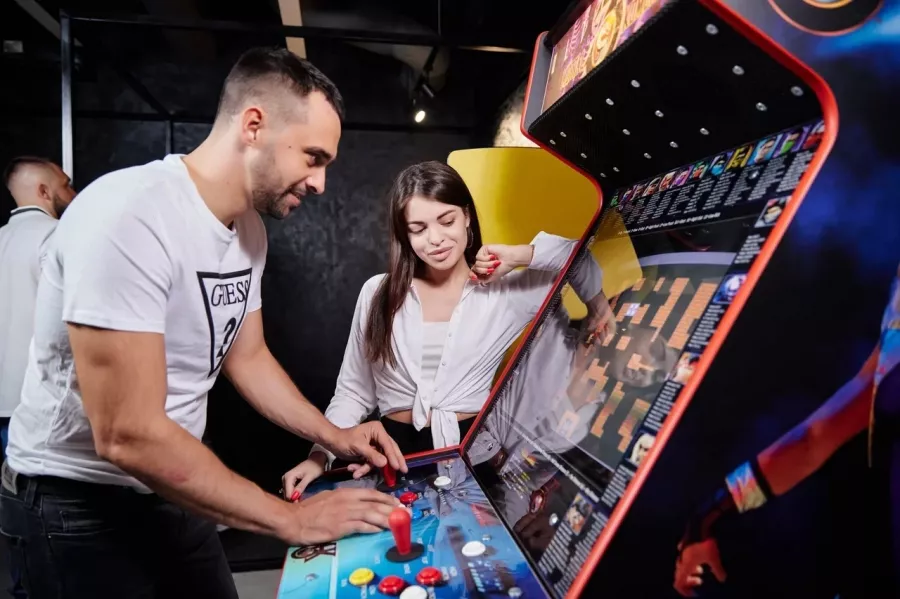 Киберарена UTTproArena в Краснодаре: Компьютерный клуб, Компьютерные игры, ПК, Удобные кресла, VIP-залы, Круглосуточно, Игровые приставки, PS5, Лаундж-зоны, Зона для игры в мафию, Настольные игры, Игровые автоматы, Вкусная Еда,