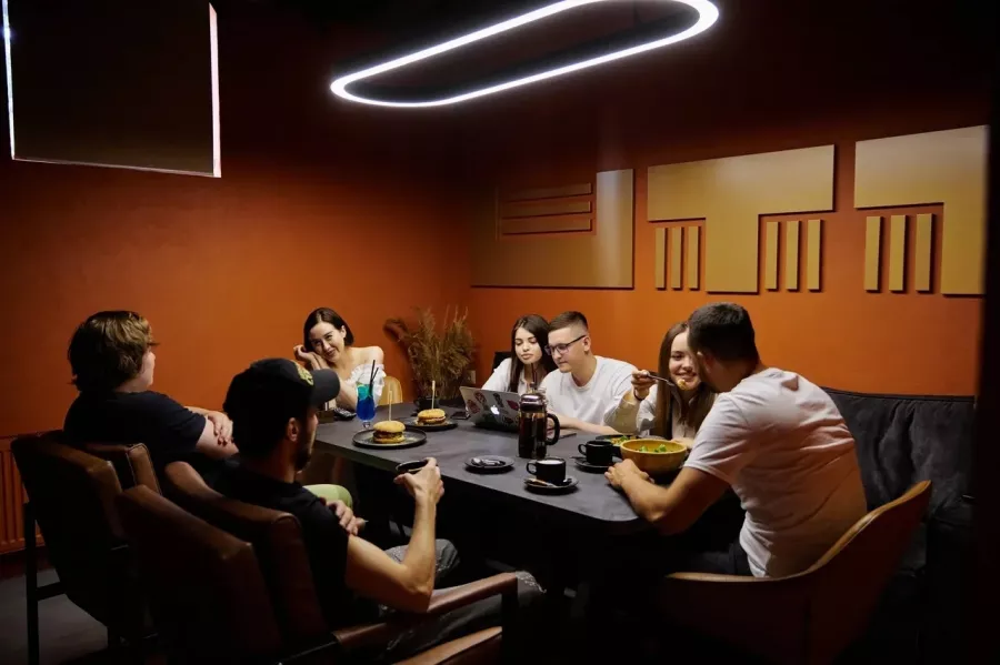 Киберарена UTTproArena в Краснодаре: Компьютерный клуб, Компьютерные игры, ПК, Удобные кресла, VIP-залы, Круглосуточно, Игровые приставки, PS5, Лаундж-зоны, Зона для игры в мафию, Настольные игры, Игровые автоматы, Вкусная Еда,