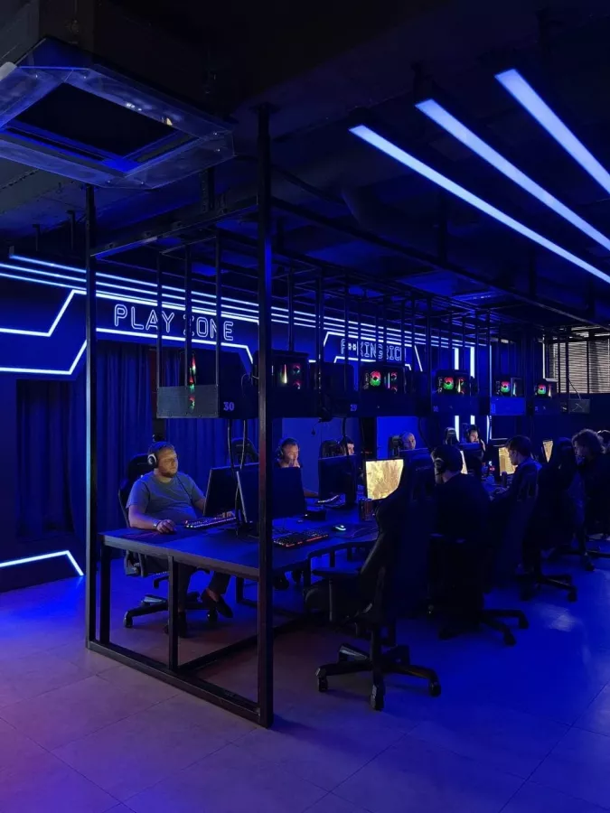 Киберарена UTTproArena в Краснодаре: Компьютерный клуб, Компьютерные игры, ПК, Удобные кресла, VIP-залы, Круглосуточно, Игровые приставки, PS5, Лаундж-зоны, Зона для игры в мафию, Настольные игры, Игровые автоматы, Вкусная Еда,