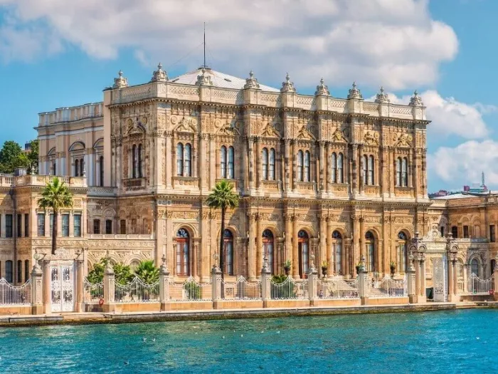 Дворец Долмабахче ( Dolmabahce Sarayi) в Стамбуле