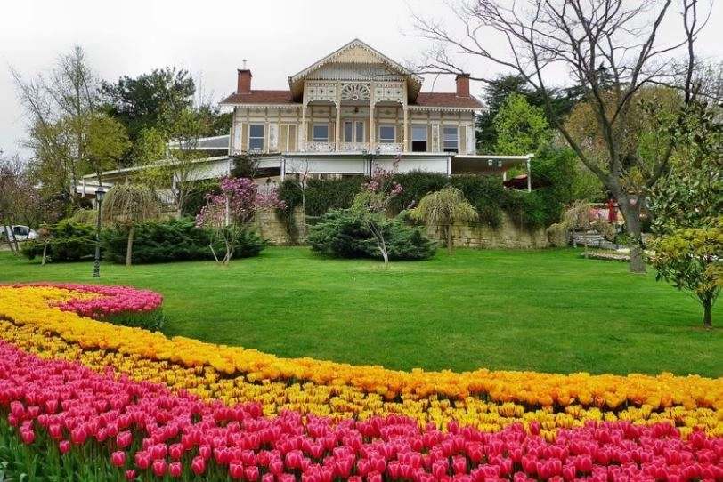 Парк Эмирган (Emirgan korusu) в Стамбуле: Парки Стамбула, Тюльпаны , Музей Тюльпанов , Чилим,