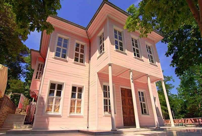 Парк Эмирган (Emirgan korusu) в Стамбуле: Парки Стамбула, Тюльпаны , Музей Тюльпанов , Чилим,