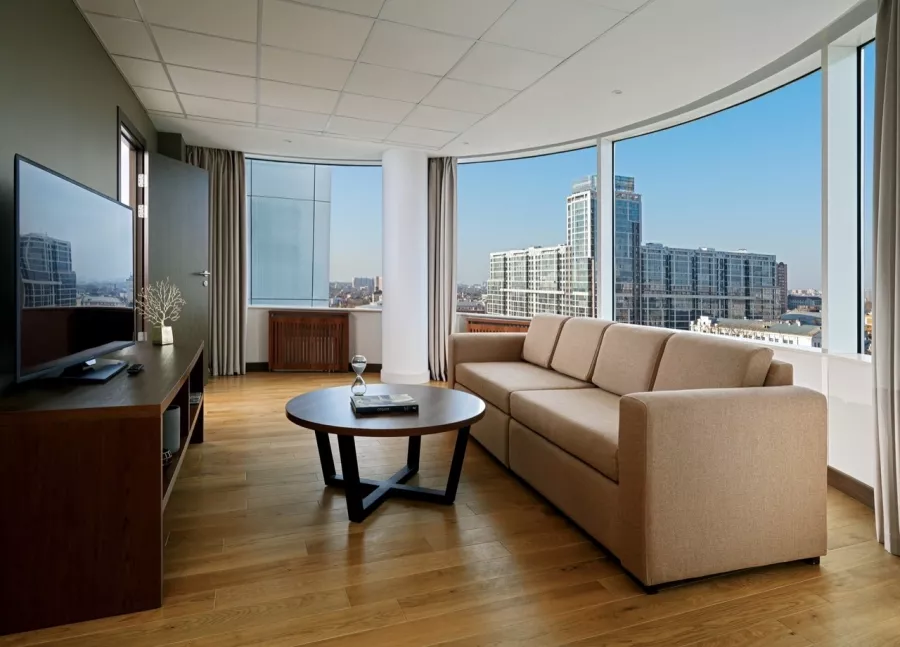 Отель Marriott 5* в Краснодаре: Отель, Номера, Жильё, Фитнес-центр, Бассейн, СПА, Рестораны, Конференц-залы, Переговорные комнаты,