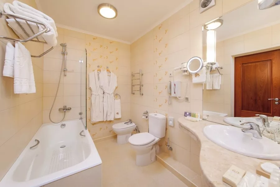 Отель Crowne Plaza Krasnodar 4* в Краснодаре: Отель, Номера, Жильё, Конференц-залы, Рестораны, Бизнес-зона, Фитнес-центр,