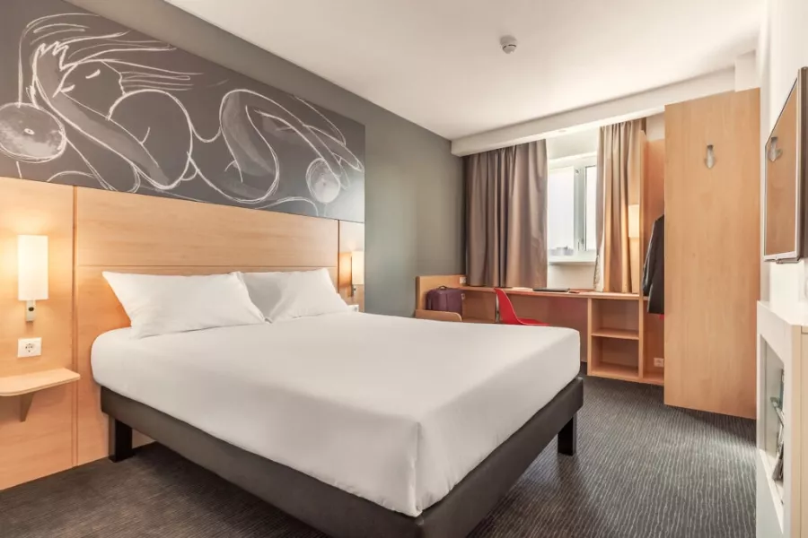 Отель Ibis 3* в Краснодаре: Отель, Номера, Жильё, Бар, Ресторан, Завтраки, Кафе, Тренажёрный зал, Конференц-, Переговорная комната,