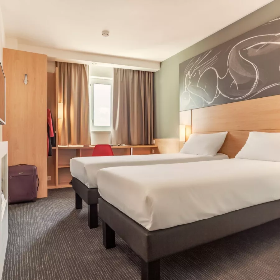 Отель Ibis 3* в Краснодаре: Отель, Номера, Жильё, Бар, Ресторан, Завтраки, Кафе, Тренажёрный зал, Конференц-, Переговорная комната,