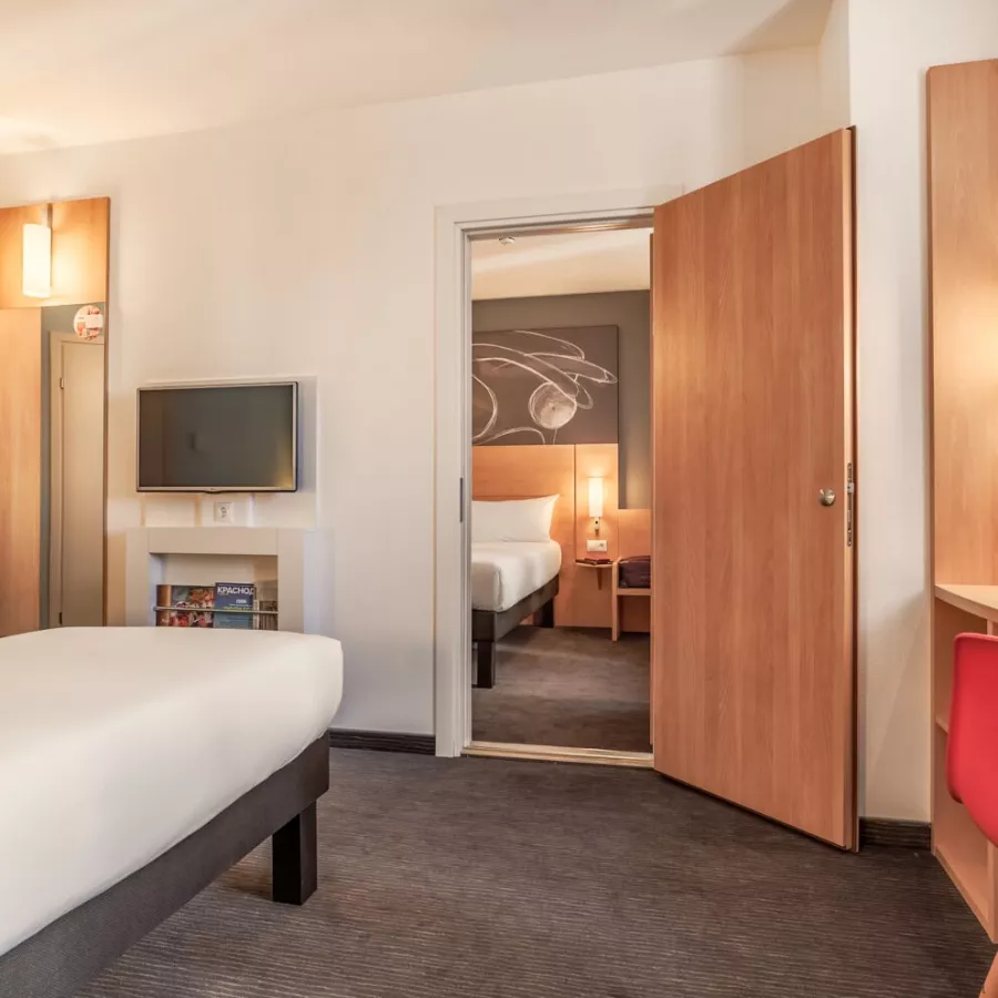 Отель Ibis 3* в Краснодаре: Отель, Номера, Жильё, Бар, Ресторан, Завтраки, Кафе, Тренажёрный зал, Конференц-, Переговорная комната,