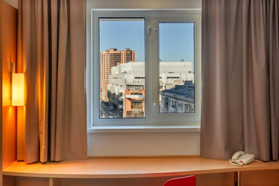 Отель Ibis 3* в Краснодаре: Отель, Номера, Жильё, Бар, Ресторан, Завтраки, Кафе, Тренажёрный зал, Конференц-, Переговорная комната,