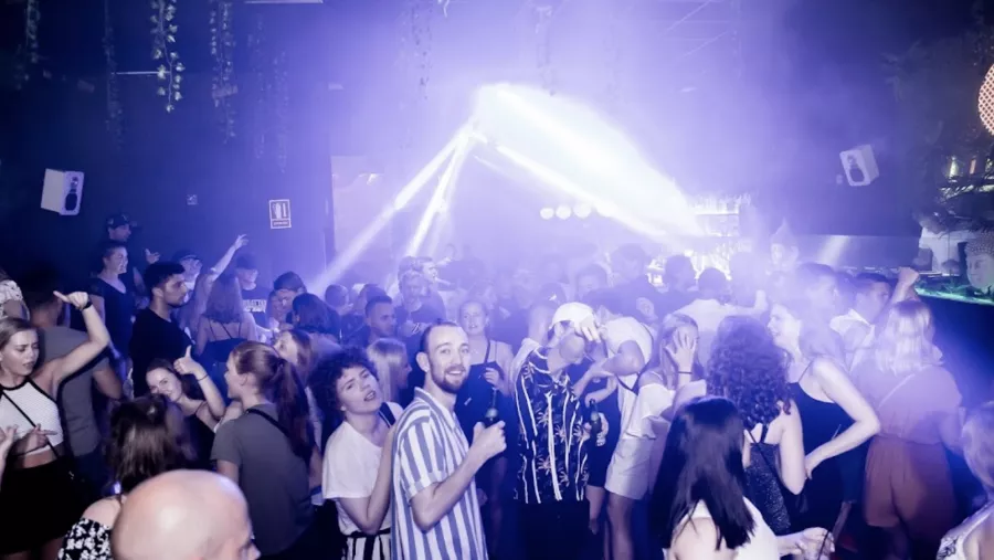 Ночной клуб-бар ULTRA Skandinavisk Bar & Nattklubb в Торревьехе: Дискотека, Вечеринки, Бар, Клуб, Музыкально, Танцы, Ночной клуб,