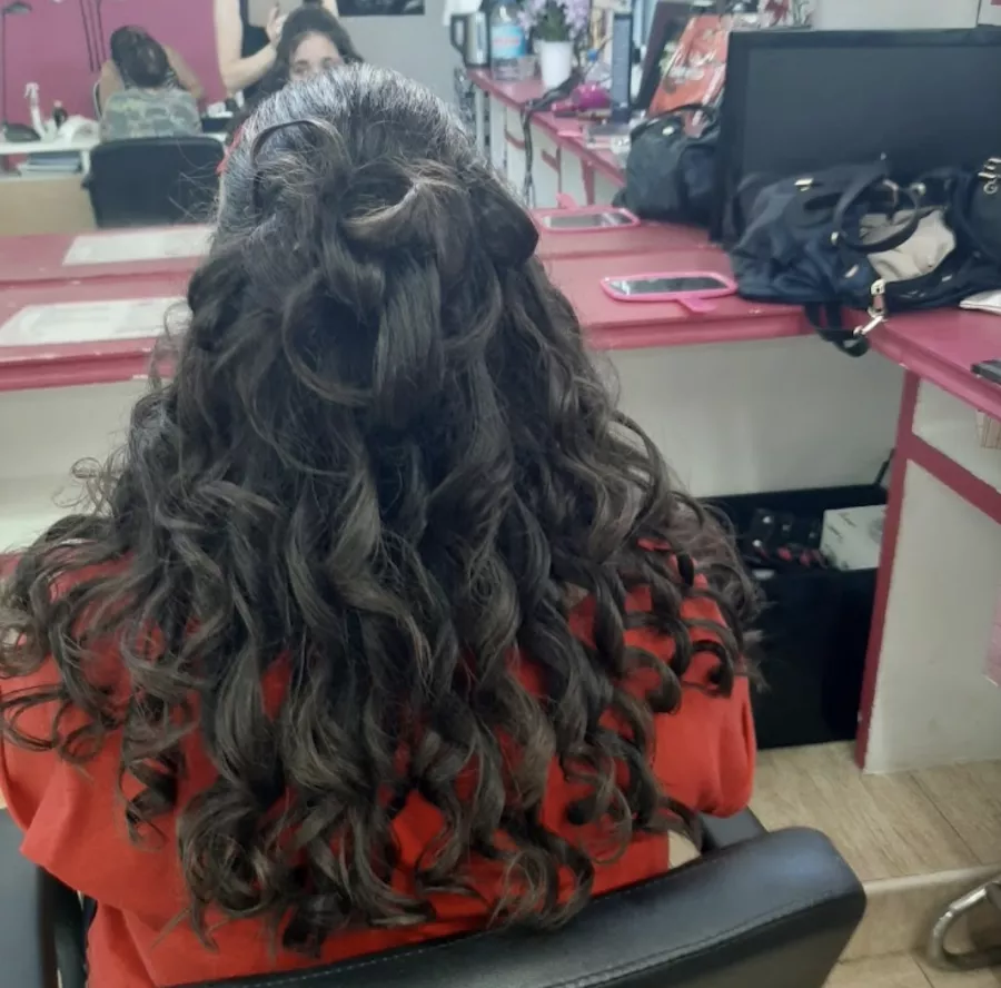 Салон красоты Lari's Gold в Торревьехе: Ногти, Волосы, Маникюр, Педикюр, Красота,