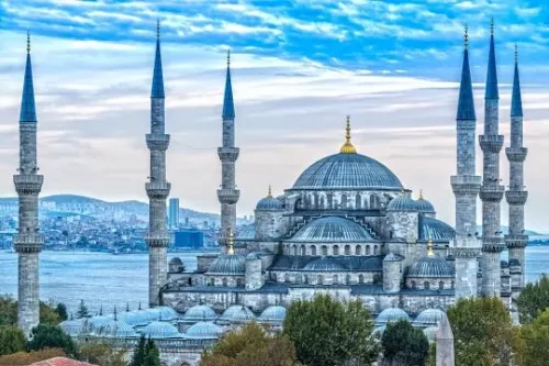 Голуба́я мече́ть, или Мече́ть Султанахме́т ( Sultanahmet Camii) в Стамбуле