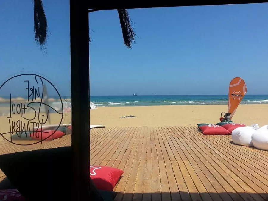 Пляж Suma Beach в Стамбуле: Пляжи Стамбул, Школа серфинга, Шезлонг, Чилим, На море ,