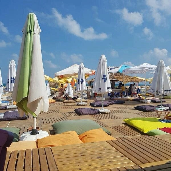 Пляж Suma Beach в Стамбуле: Пляжи Стамбул, Школа серфинга, Шезлонг, Чилим, На море ,