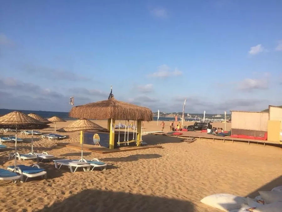 Пляж Suma Beach в Стамбуле: Пляжи Стамбул, Школа серфинга, Шезлонг, Чилим, На море ,
