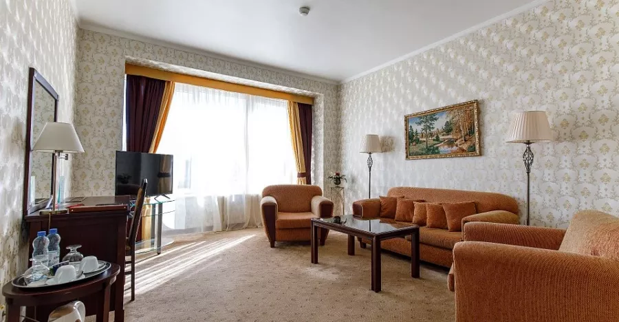 Отель Минск 4* в Минске: Отель, Номера, Центр города, Ресторан, Бар, Конференц-зал, Фитнес-центр, Бизнес-центр, Салон красоты, Казино, Прачечная,