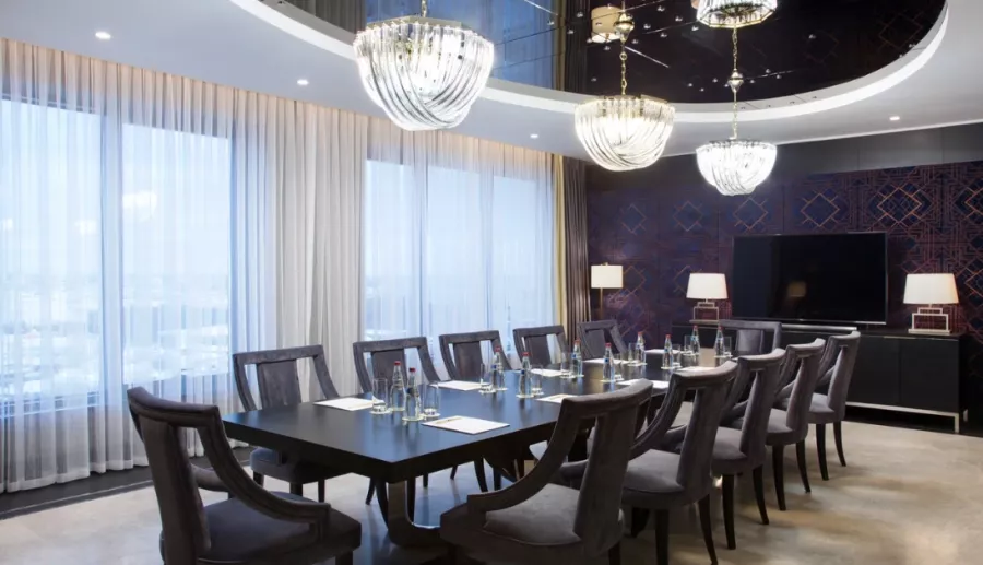 DoubleTree by Hilton Hotel Minsk 5* в Минске: Отель, Номера, Ресторан, Бар, СПА, Бассейн, Фитнес-центр, Конференц-зал, Переговорная комната,