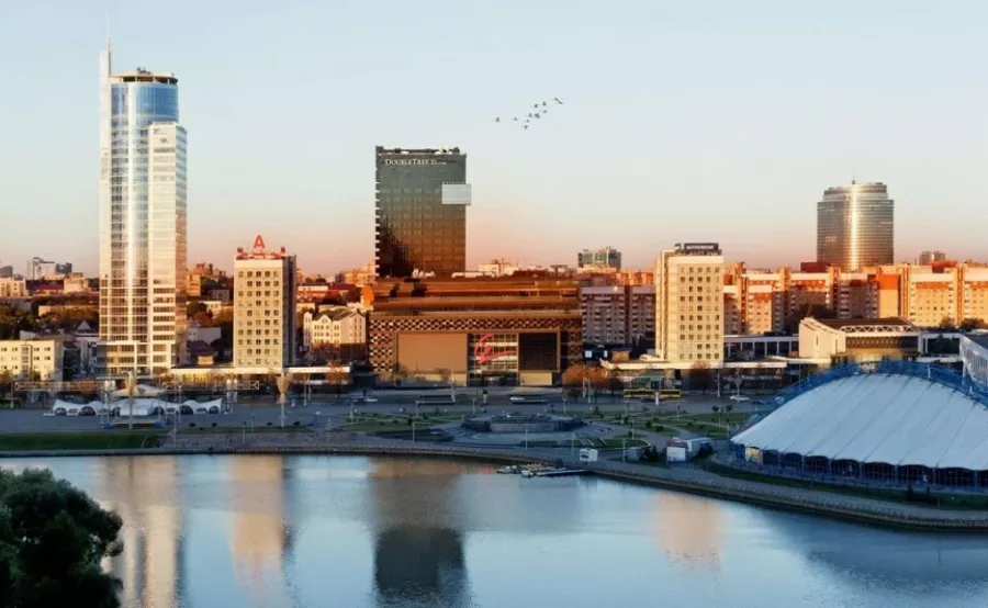 DoubleTree by Hilton Hotel Minsk 5* в Минске: Отель, Номера, Ресторан, Бар, СПА, Бассейн, Фитнес-центр, Конференц-зал, Переговорная комната,