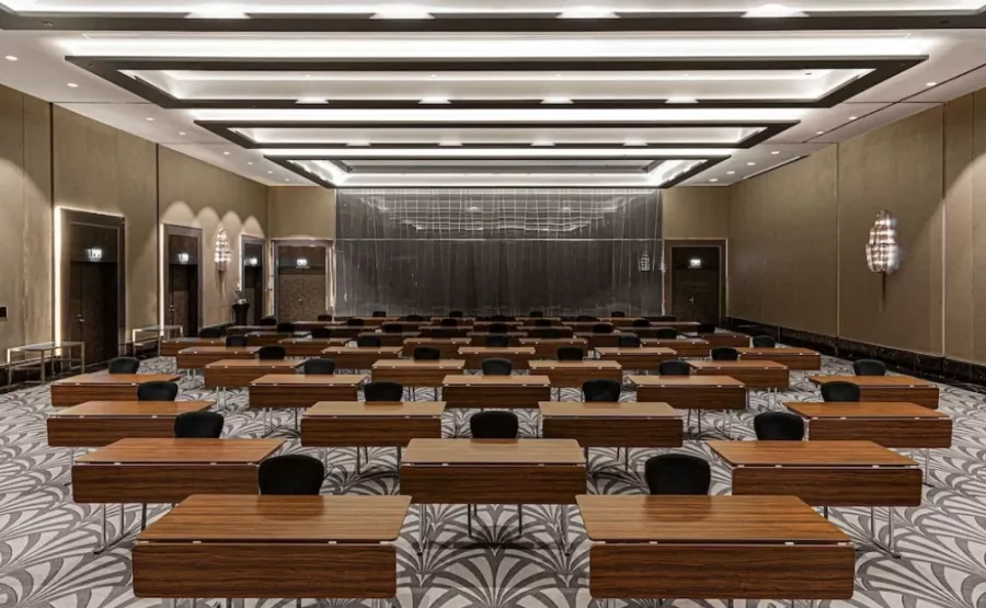 DoubleTree by Hilton Hotel Minsk 5* в Минске: Отель, Номера, Ресторан, Бар, СПА, Бассейн, Фитнес-центр, Конференц-зал, Переговорная комната,