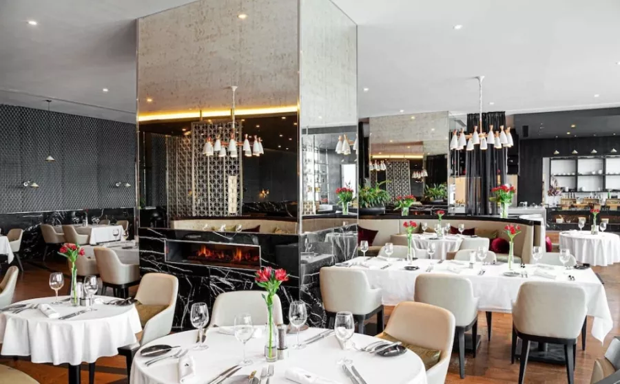 DoubleTree by Hilton Hotel Minsk 5* в Минске: Отель, Номера, Ресторан, Бар, СПА, Бассейн, Фитнес-центр, Конференц-зал, Переговорная комната,