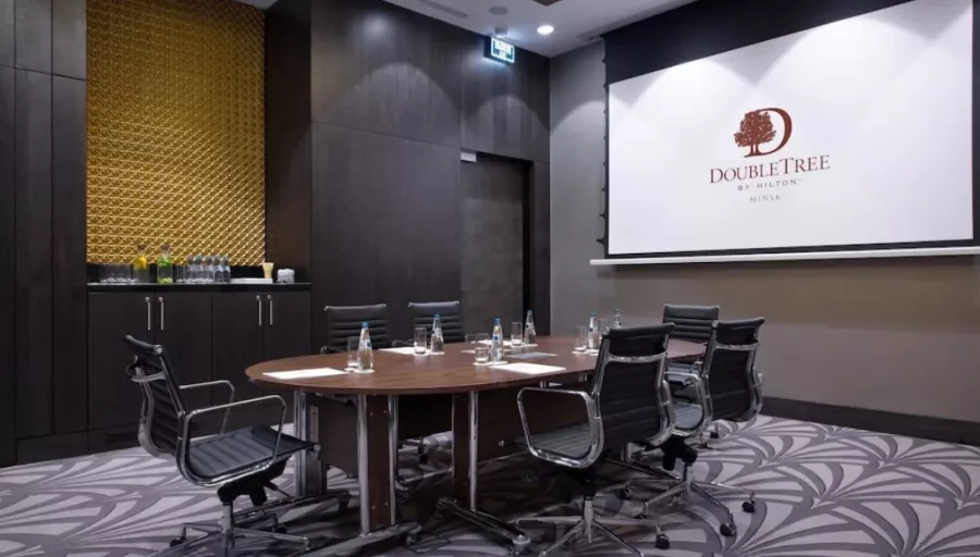 DoubleTree by Hilton Hotel Minsk 5* в Минске: Отель, Номера, Ресторан, Бар, СПА, Бассейн, Фитнес-центр, Конференц-зал, Переговорная комната,