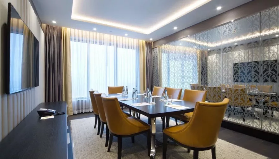 DoubleTree by Hilton Hotel Minsk 5* в Минске: Отель, Номера, Ресторан, Бар, СПА, Бассейн, Фитнес-центр, Конференц-зал, Переговорная комната,