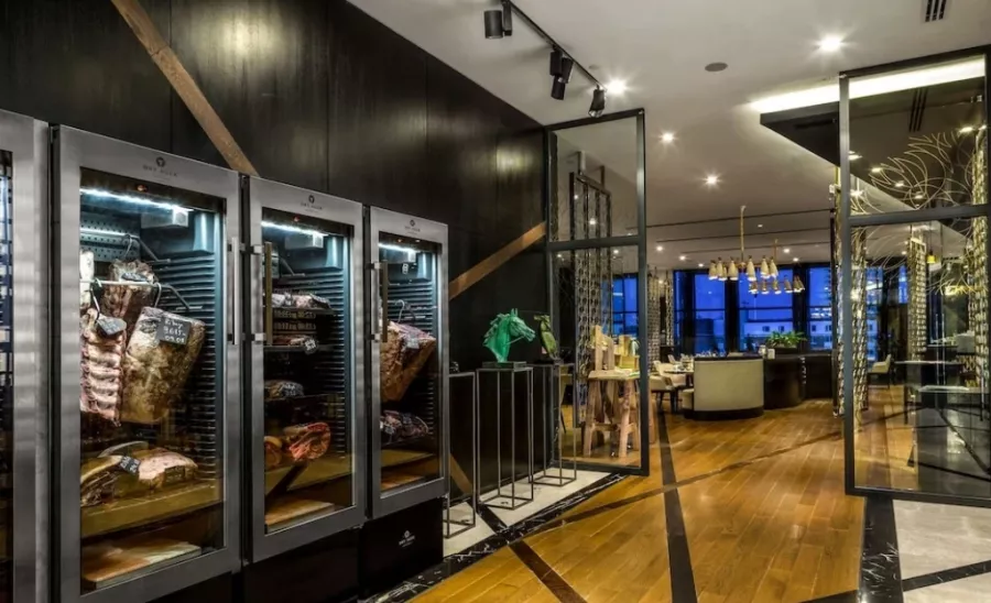 DoubleTree by Hilton Hotel Minsk 5* в Минске: Отель, Номера, Ресторан, Бар, СПА, Бассейн, Фитнес-центр, Конференц-зал, Переговорная комната,