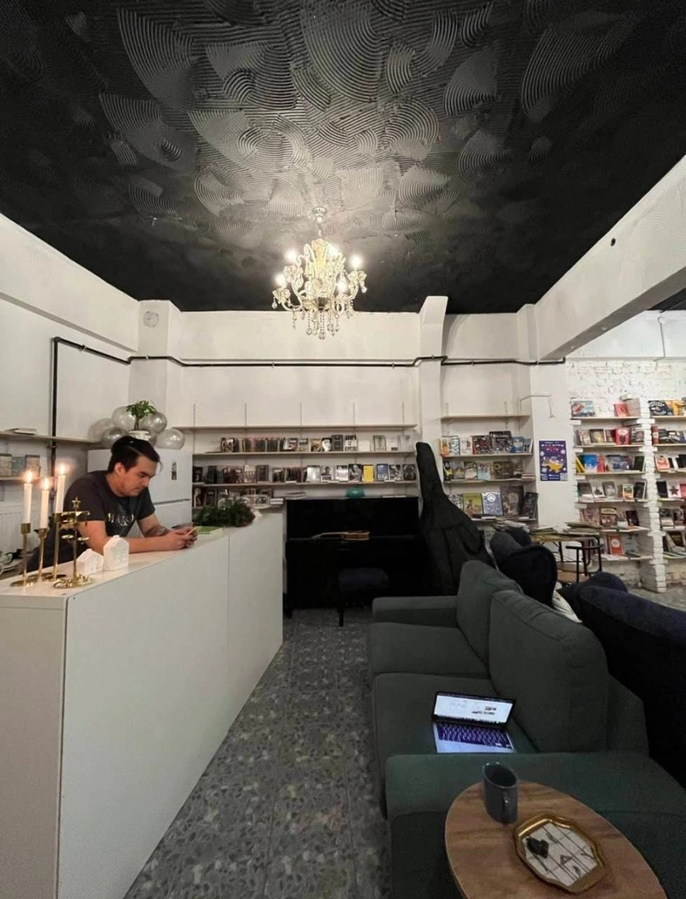 Стамбул, книжный магазин "Полторы Комнаты"