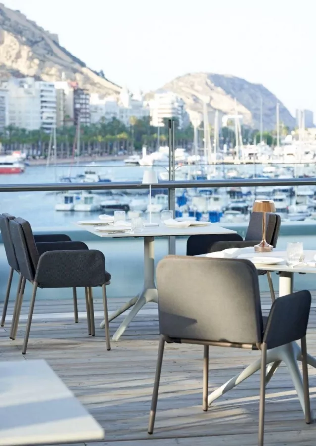 Ресторан Monastrell, La cubierta del Monastrell в Аликанте: Бар, Вкусно, Кафе, Ресторан, Бургеры, Алкоголь, Гриль, Напитки, Еда,